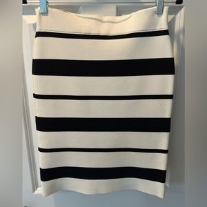New BCBGMAXAZRIA black and white stretch skirt size L
